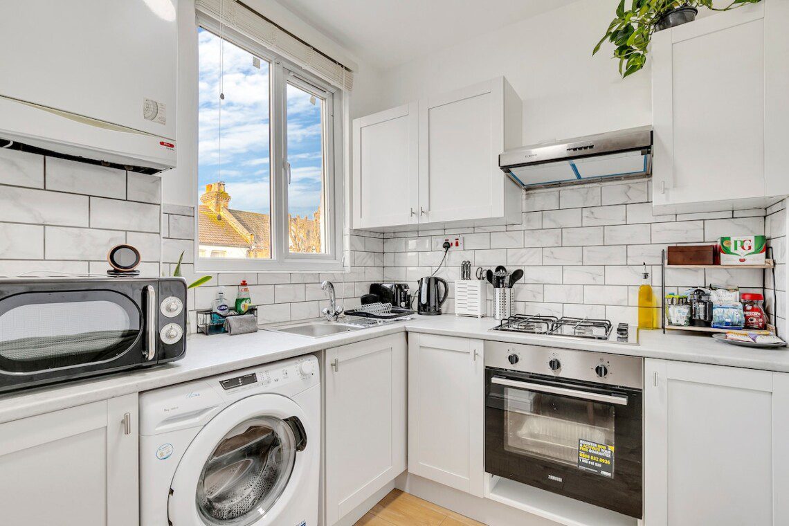 2 min from station with parking — living area